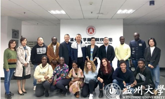 8868体育_8868(中国)商学院第一届硕士学位留学生合影.jpg